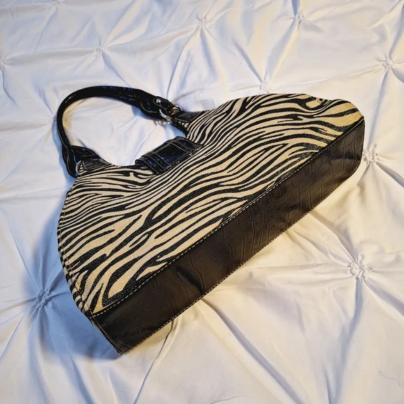 LINEAR ZEBRA SHOULDER BAG - Picture 9 of 13